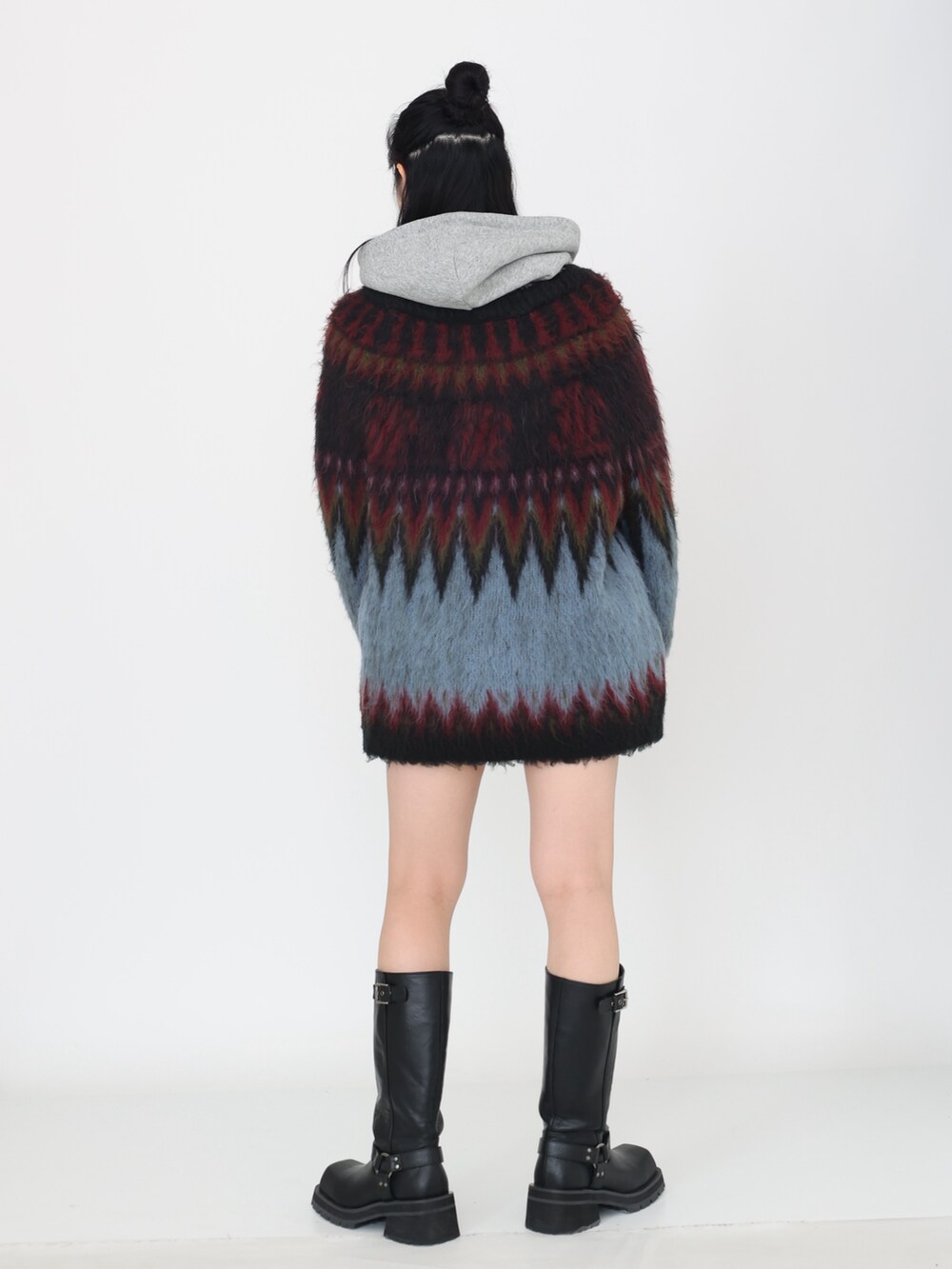 ブラック系のカーディガン/ボレロ、グレー系のパーカー、ブラック系のスカートを着用したレディースの秋コーディネートの2枚目の写真