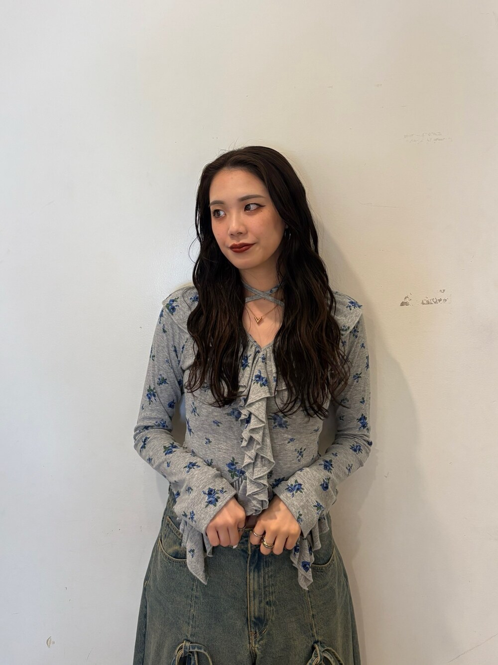 グレー系のTシャツ/カットソー、ブルー系のデニムパンツを着用したレディースの夏コーディネートの4枚目の写真