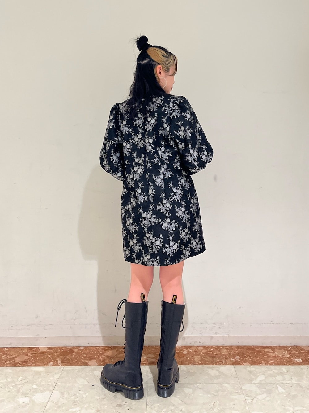 ブラック系のシャツ/ブラウス、ブラック系のブーツ、ブラック系のワンピースを着用したレディースの冬コーディネートの2枚目の写真