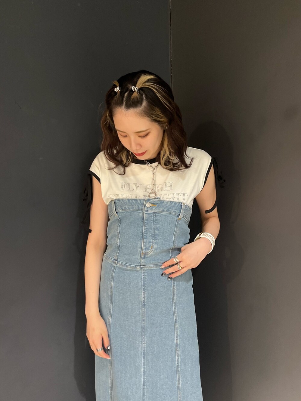 ブルー系のジャンパースカート、ホワイト系のTシャツ/カットソー、シルバー系のサンダルを着用したレディースの夏コーディネートの4枚目の写真