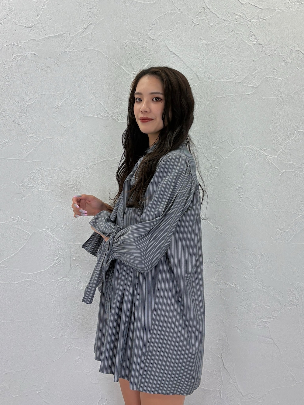 グレー系のシャツ/ブラウス、ブラック系のブーツを着用したレディースの秋コーディネートの4枚目の写真