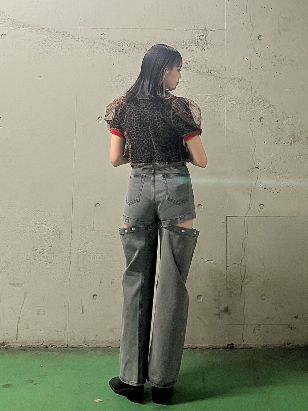 ブラック系のデニムパンツ、ブラック系のTシャツ/カットソー、ブラウン系のシャツ/ブラウスを着用したレディースの夏コーディネートの3枚目の写真