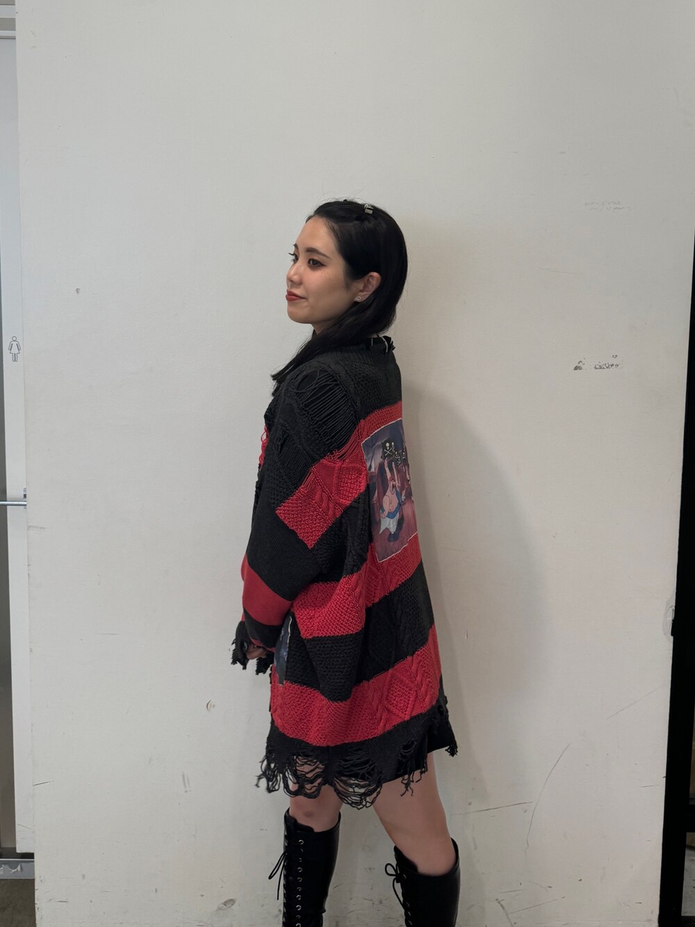 レッド系のカーディガン/ボレロ、ブラック系のワンピース、ブラック系のブーツを着用したレディースの夏コーディネートの6枚目の写真