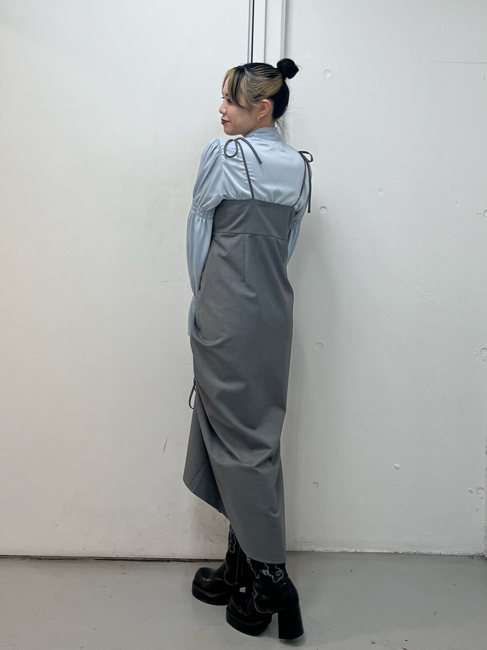グレー系のワンピース、ブルー系のシャツ/ブラウス、ブラック系のブーツを着用したレディースの冬コーディネートの3枚目の写真