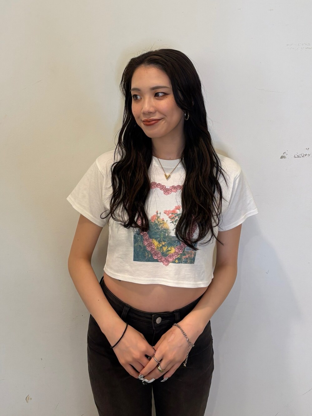 ホワイト系のTシャツ/カットソー、ブラック系のデニムパンツ、ブラック系のパンプスを着用したレディースの夏コーディネートの5枚目の写真