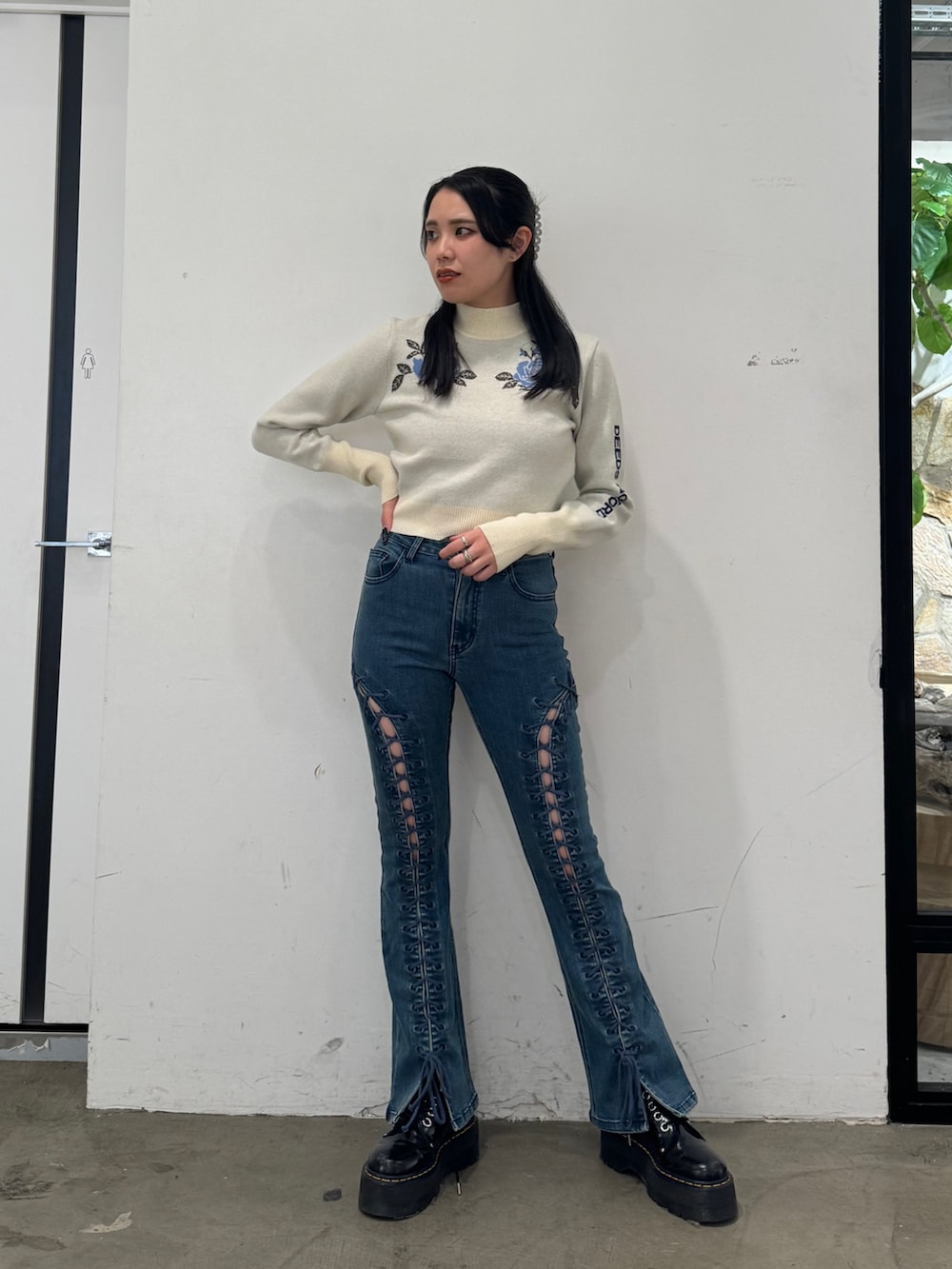 ホワイト系のニット/セーター、ブルー系のデニムパンツを着用したレディースの秋コーディネートの5枚目の写真