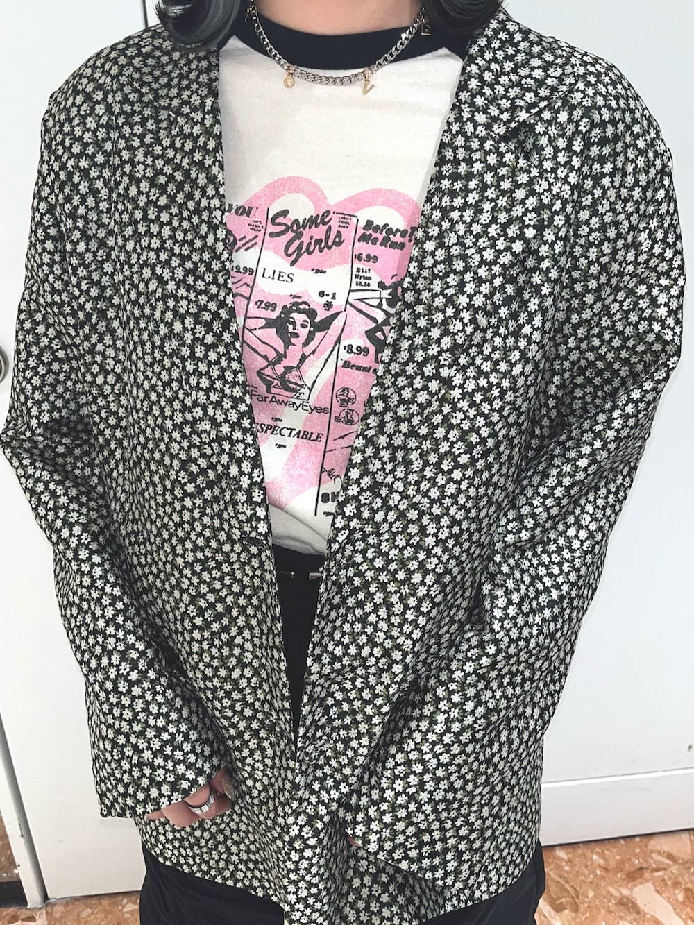 ブラック系のスカート、ブラック系のテーラードジャケット、ホワイト系のTシャツ/カットソーを着用したレディースの春コーディネートの5枚目の写真