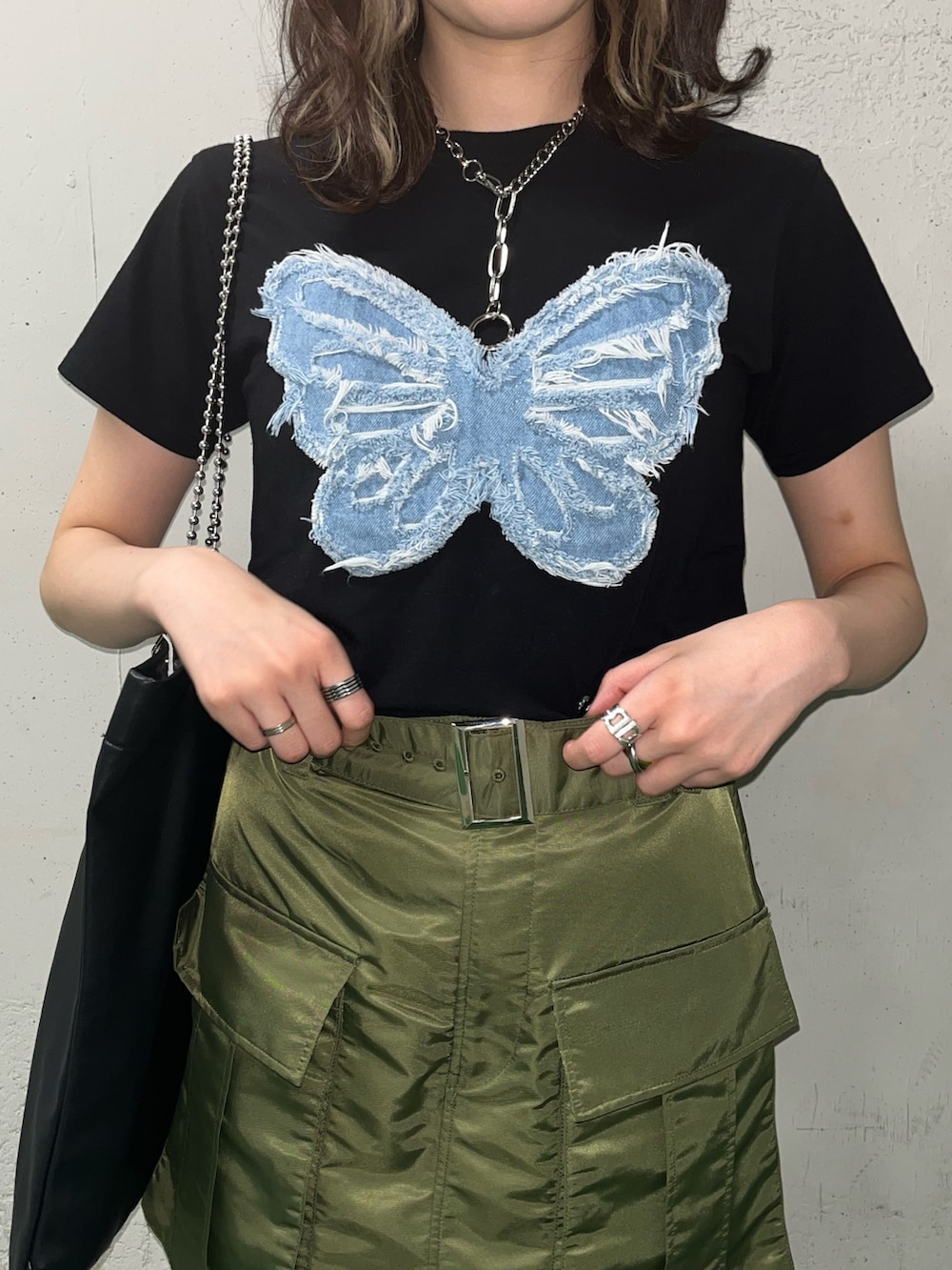 ブラック系のTシャツ/カットソー、グリーン系のその他パンツ、ブラック系のトートバッグを着用したレディースの夏コーディネートの5枚目の写真