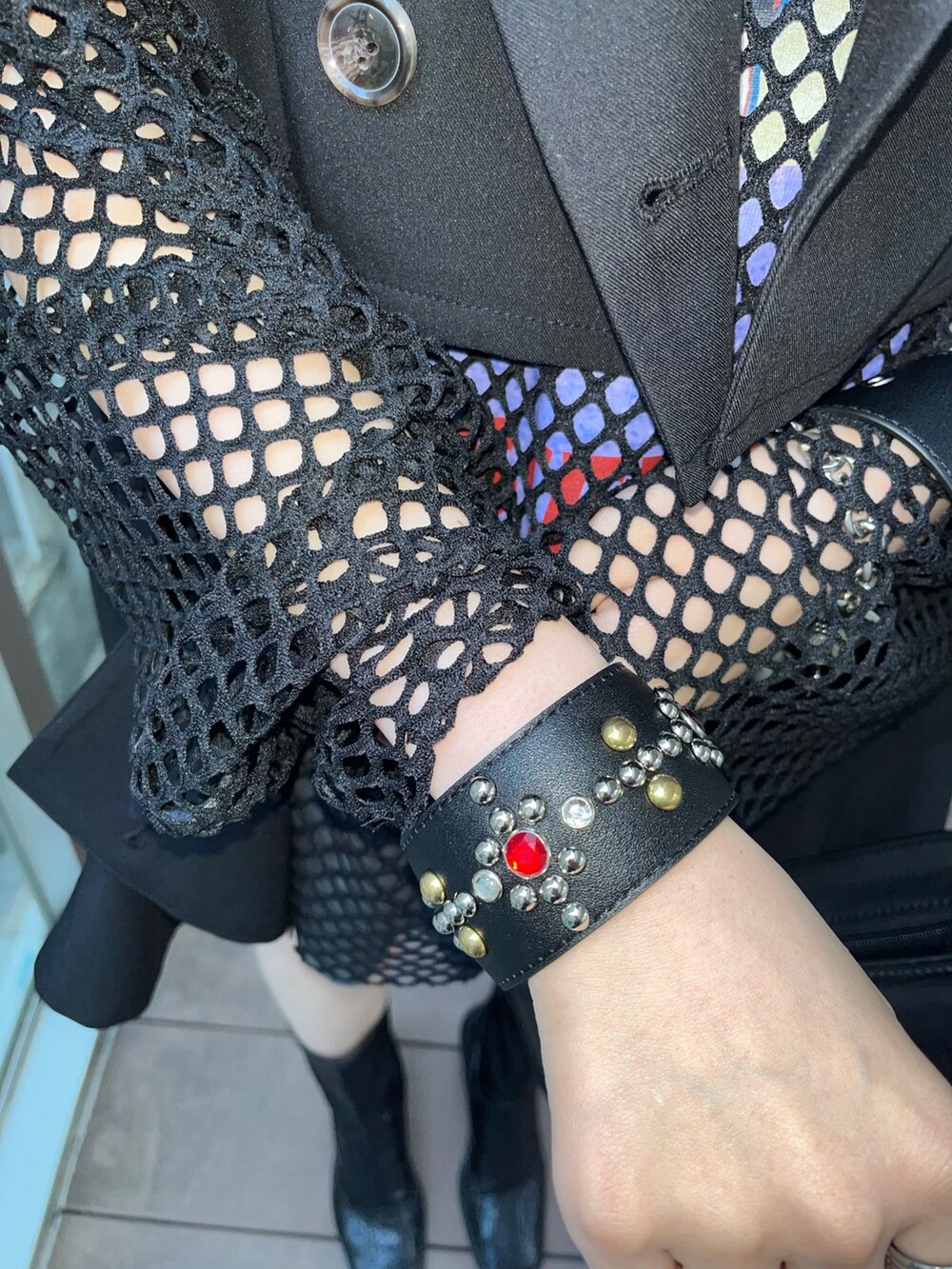 ブラック系のテーラードジャケット、ブラック系のTシャツ/カットソー、ブラック系のTシャツ/カットソーを着用したレディースの春コーディネートの9枚目の写真