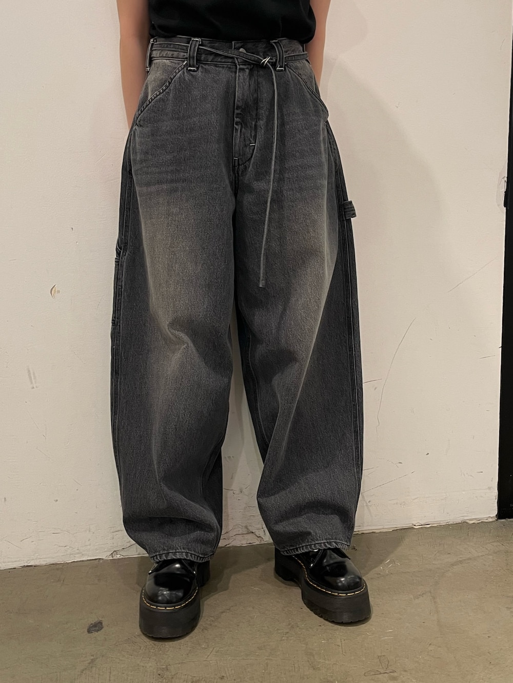 ブラック系のTシャツ/カットソー、ブラック系のデニムパンツを着用したレディースの春コーディネートの7枚目の写真