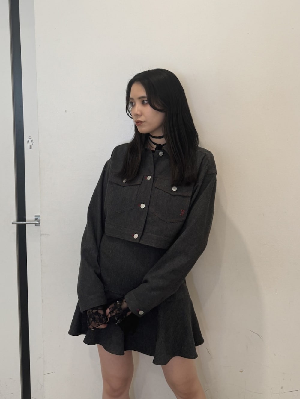 ブラック系のTシャツ/カットソー、グレー系のワンピースを着用したレディースの秋コーディネートの4枚目の写真