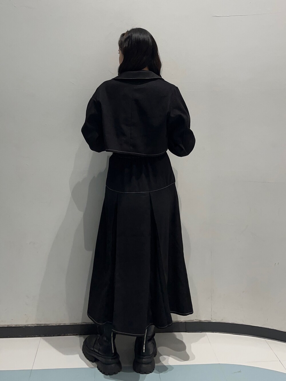 ブラック系のワンピース、ブラック系のブーツ、ブラック系のTシャツ/カットソーを着用したレディースの冬コーディネートの3枚目の写真