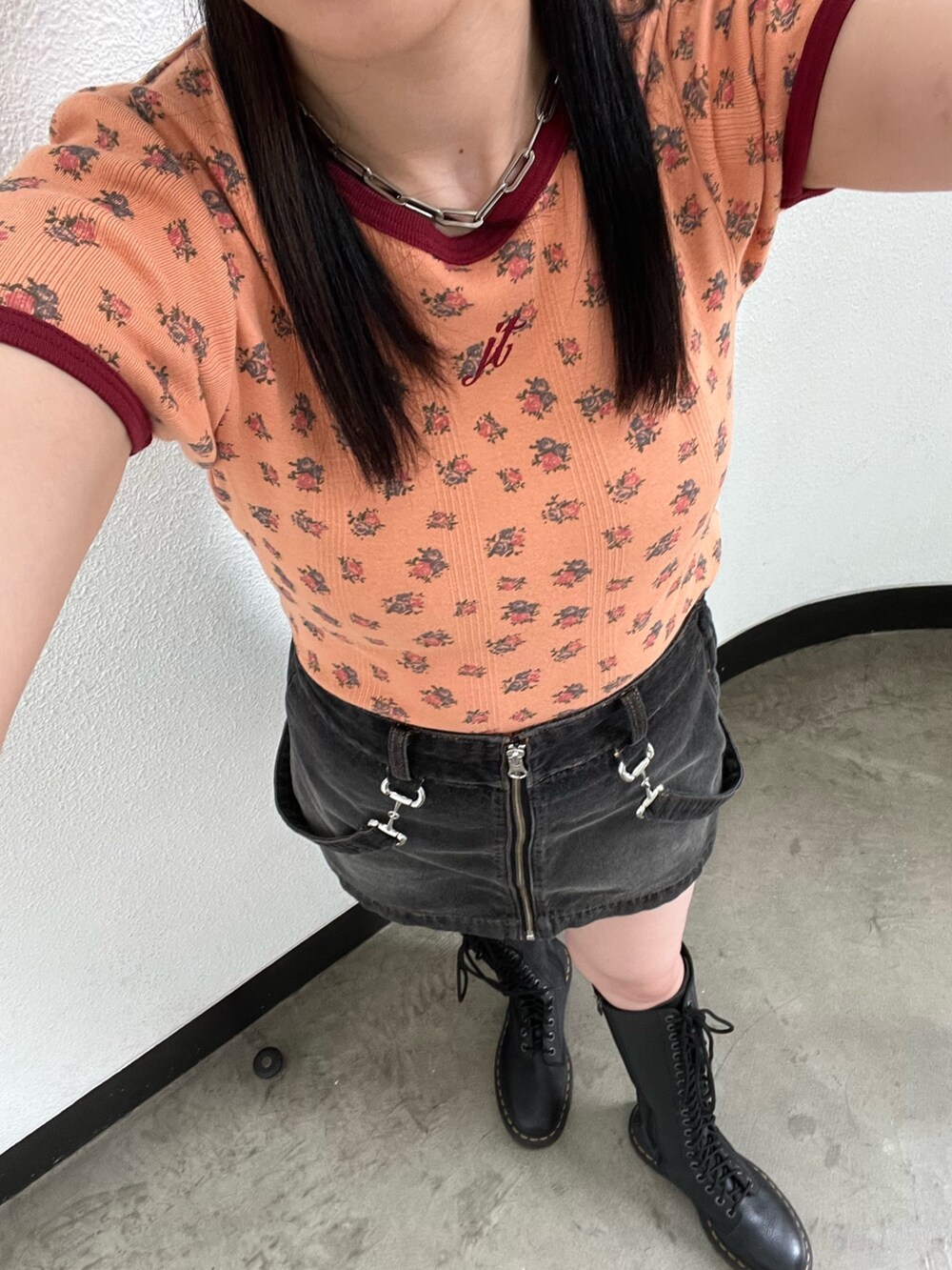 オレンジ系のTシャツ/カットソー、ブラック系のスカートを着用したレディースの夏コーディネートの3枚目の写真