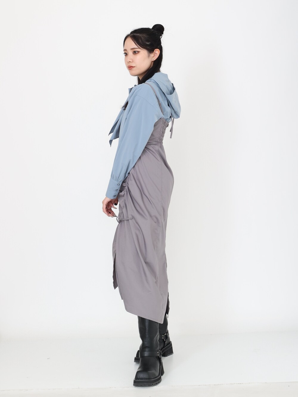 ブルー系のシャツ/ブラウス、グレー系のワンピース、ブラック系のブーツを着用したレディースの秋コーディネートの2枚目の写真