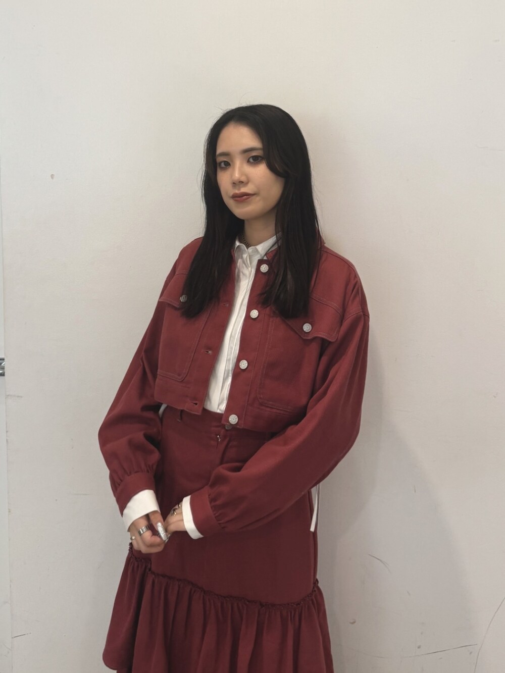 ホワイト系のシャツ/ブラウス、レッド系のワンピースを着用したレディースの秋コーディネートの5枚目の写真