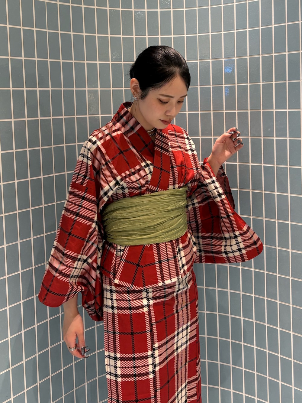 レッド系の浴衣を着用したレディースの春コーディネートの5枚目の写真