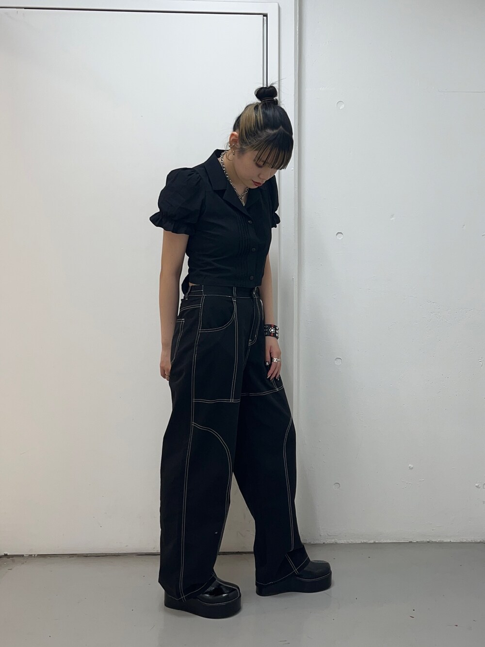 ブラック系のその他パンツ、ブラック系のシャツ/ブラウス、ブラック系のサンダルを着用したレディースの夏コーディネートの3枚目の写真