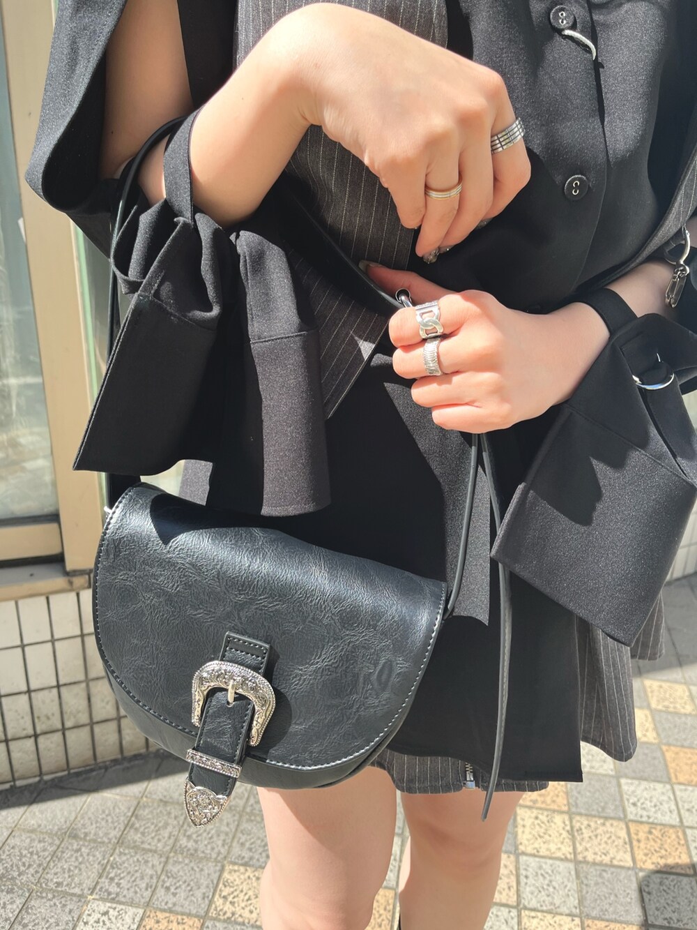 ブラック系のシャツ/ブラウス、グレー系のベスト、ブラック系のブーツを着用したレディースの春コーディネートの9枚目の写真