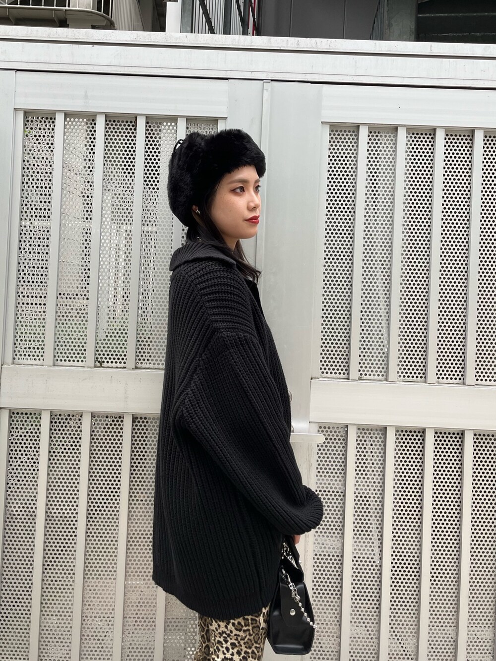 ブラック系のカーディガン/ボレロ、ブラウン系のその他パンツ、ブラック系のキャップを着用したレディースの秋コーディネートの5枚目の写真