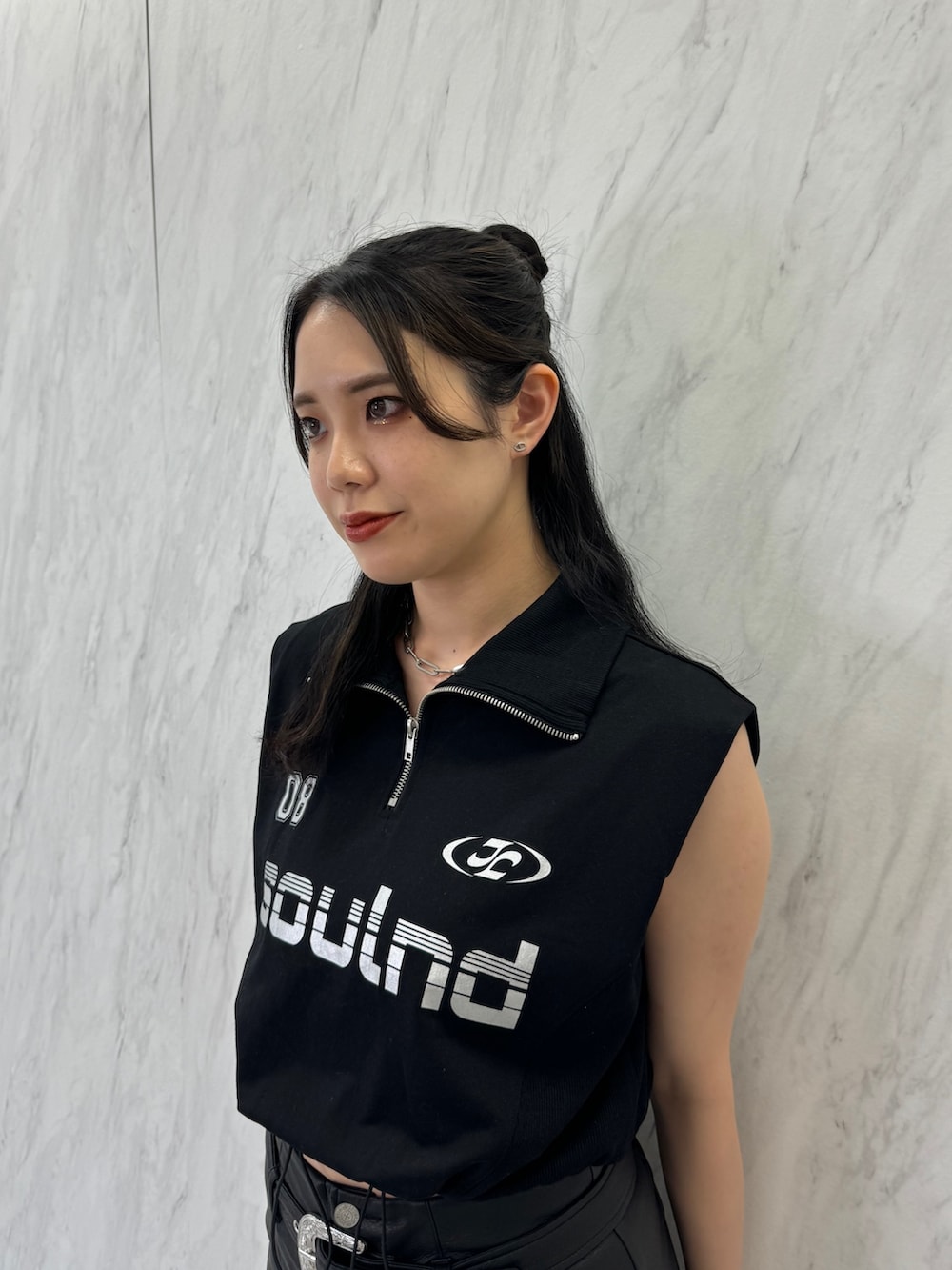 ブラック系のTシャツ/カットソー、ブラック系のスカート、ブラック系のブーツを着用したレディースの夏コーディネートの6枚目の写真