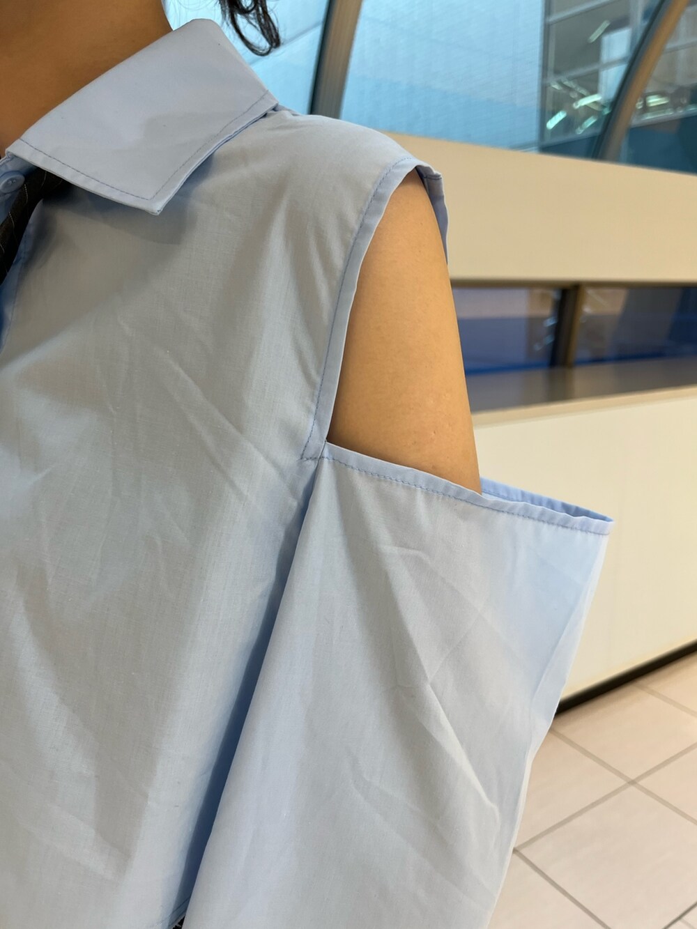 ブルー系のシャツ/ブラウス、ブラック系のデニムスカート、ブラック系のサンダルを着用したレディースの夏コーディネートの6枚目の写真