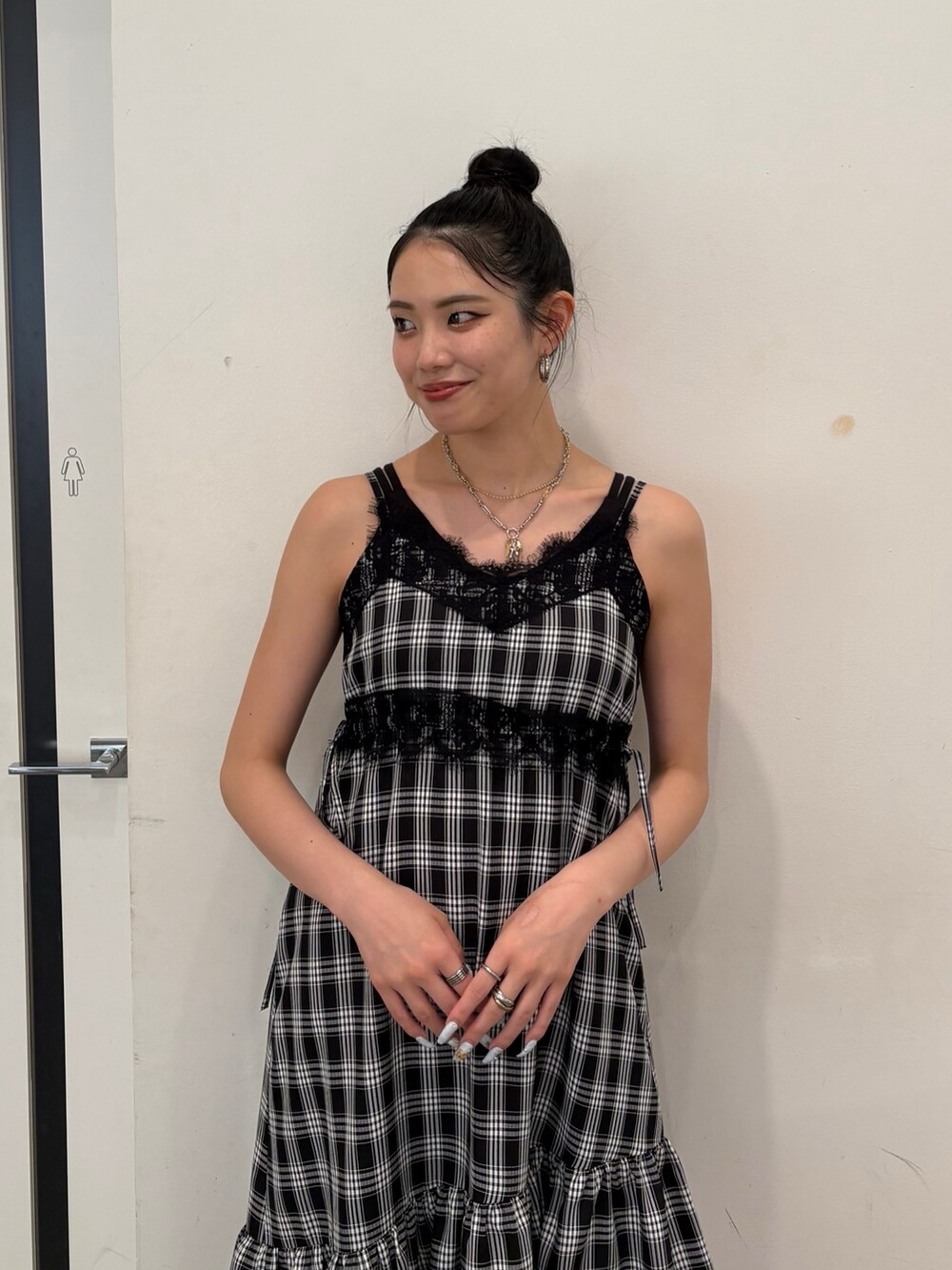 ブラック系のワンピースを着用したレディースの夏コーディネートの4枚目の写真