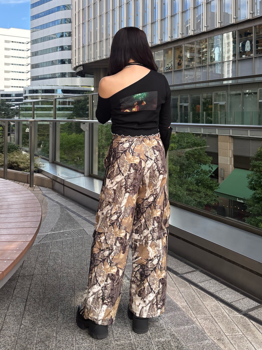 ブラック系のTシャツ/カットソーを着用したレディースの夏コーディネートの4枚目の写真