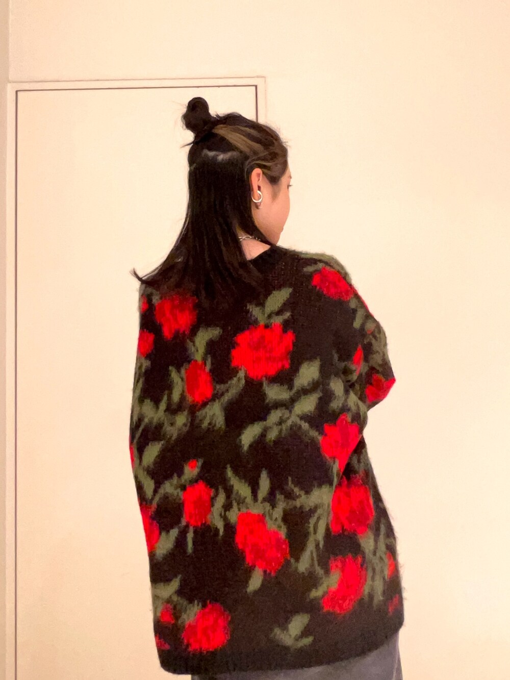 ブラック系のニット/セーター、ブラック系のデニムパンツを着用したレディースの秋コーディネートの4枚目の写真