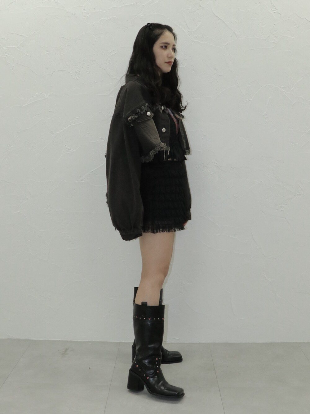 ブラック系のその他パンツ、ブラック系のブーツ、ブラック系のデニムジャケットを着用したレディースの秋コーディネートの3枚目の写真