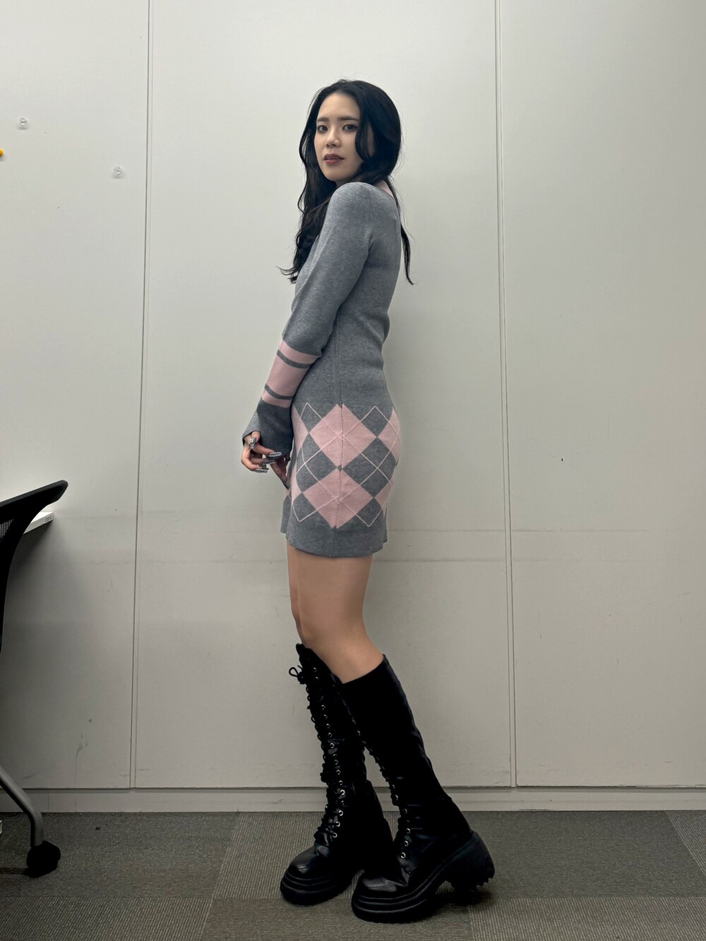 ブラック系のブーツ、ブラウン系のブルゾン、グレー系のワンピースを着用したレディースの秋コーディネートの5枚目の写真