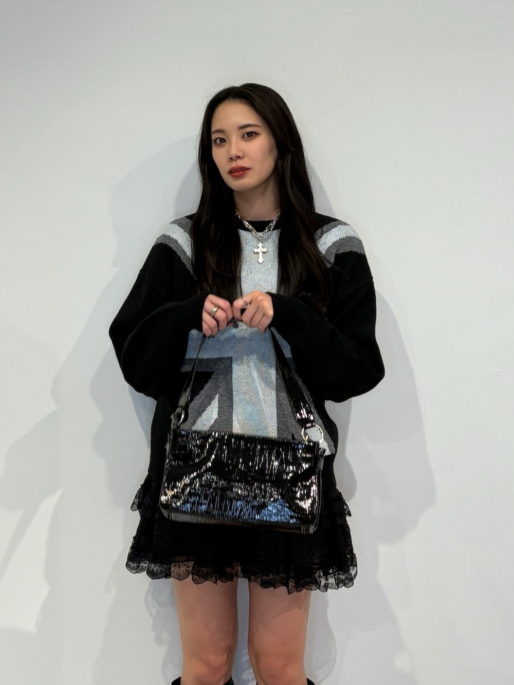 ブラック系のニット/セーター、ブラック系のその他パンツ、ブラック系のハンドバッグを着用したレディースの秋コーディネートの3枚目の写真