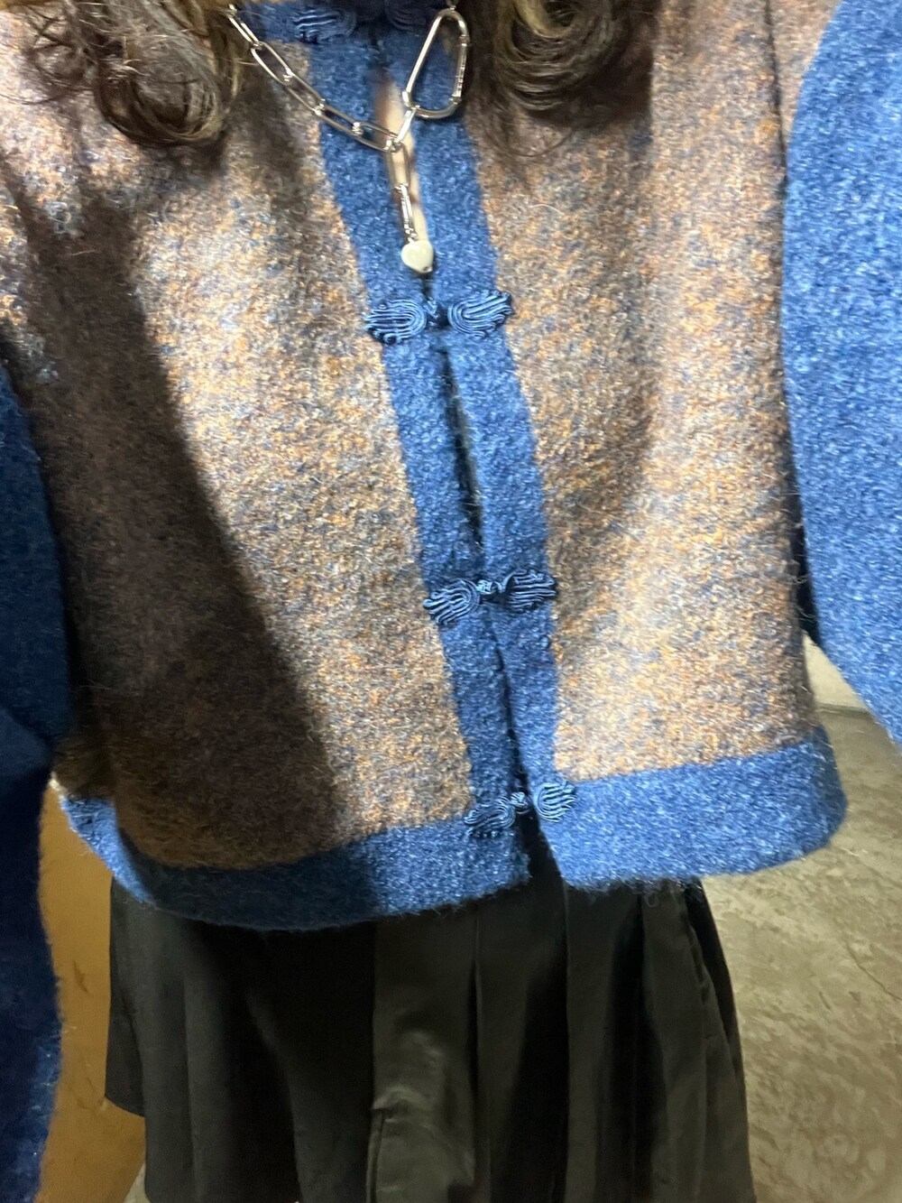 ブルー系のカーディガン/ボレロ、ブラック系のスカート、ブラック系のブーツを着用したレディースの冬コーディネートの5枚目の写真