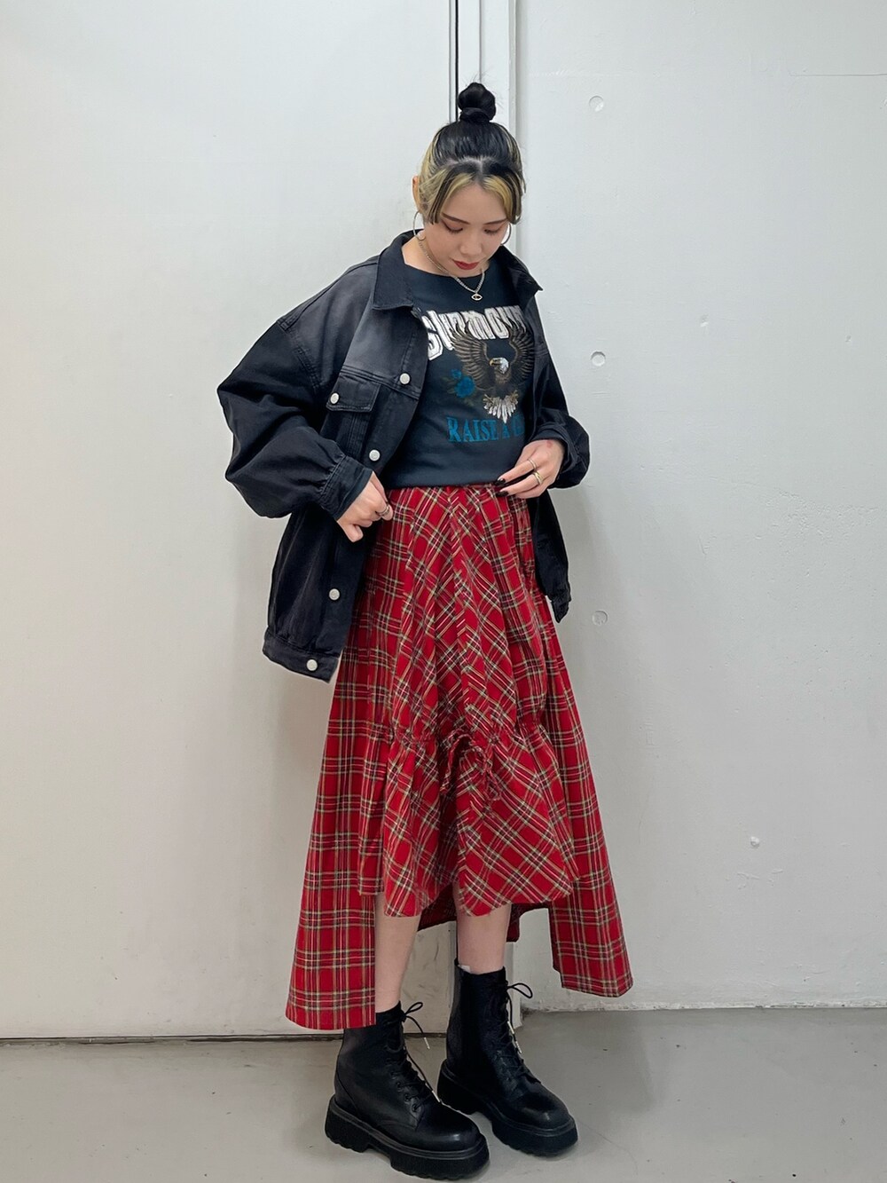 「ロングスカート、jouetie、jouetiefashionista、オトナ女子、Gジャン、赤チェック、はるコーデ、ブーツ、オトナカジュアル、シンプル、アシメスカート」｜「jouetieのルーズGジャン（デニムジャケット、ブラック系）」を使った、NAGISAさん（レディース・162cm）の冬コーディネートの2枚目の写真