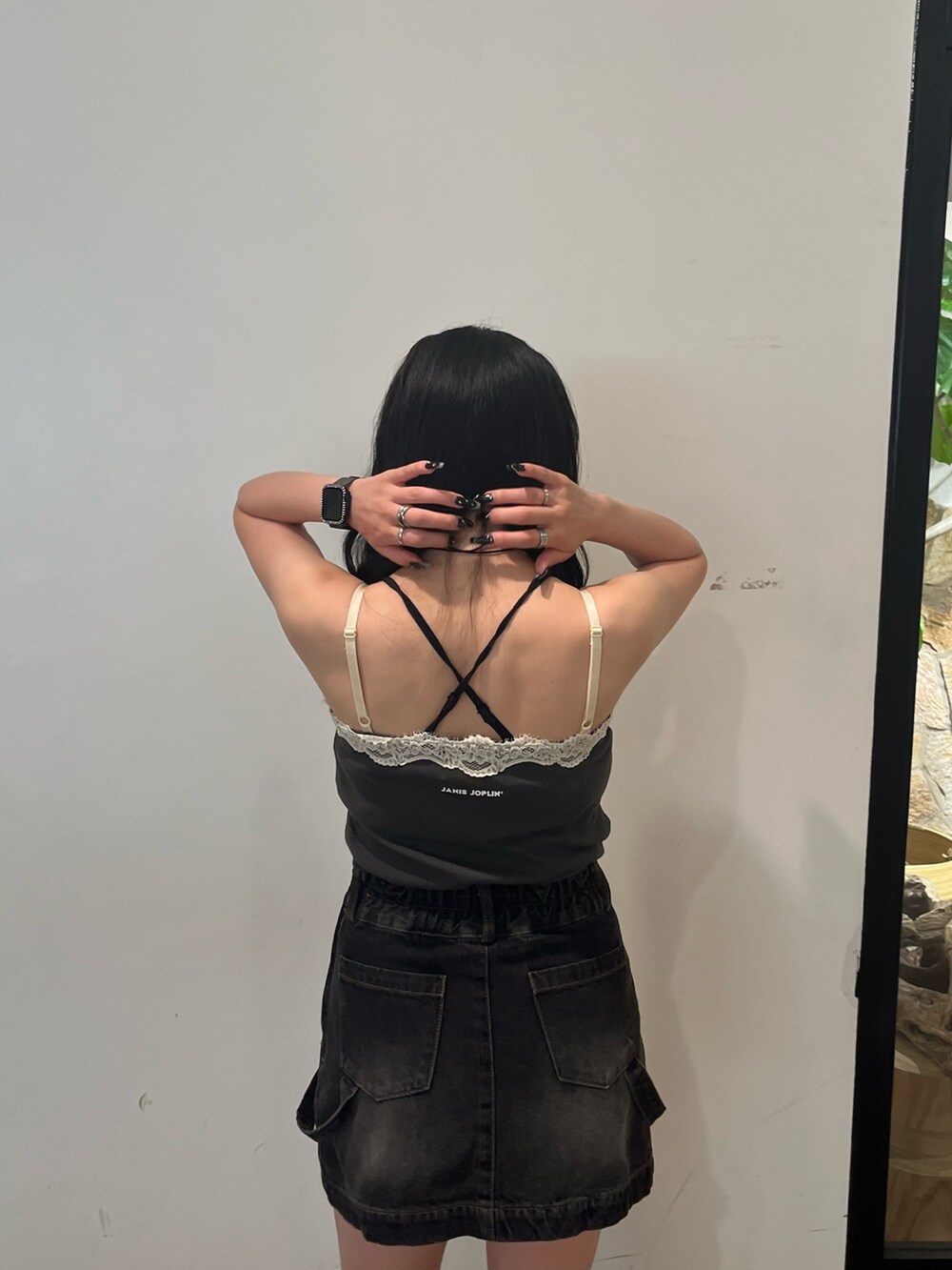 ブラック系のワンピース、ブラック系のスカート、ブラック系のブーツを着用したレディースの夏コーディネートの3枚目の写真