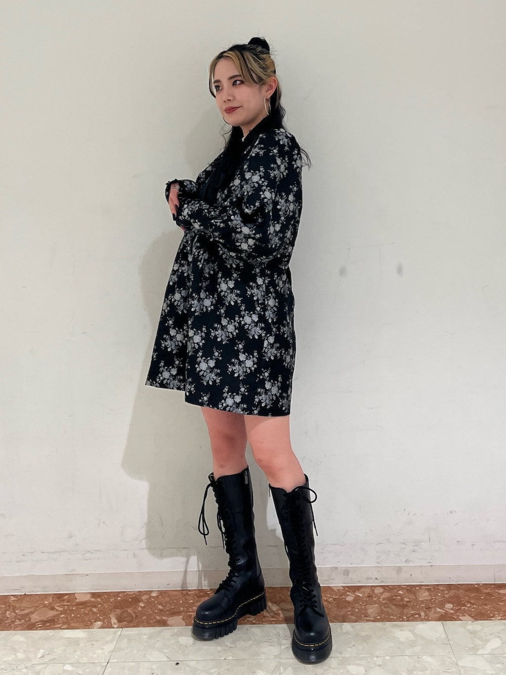 ブラック系のシャツ/ブラウス、ブラック系のブーツ、ブラック系のワンピースを着用したレディースの冬コーディネートの3枚目の写真