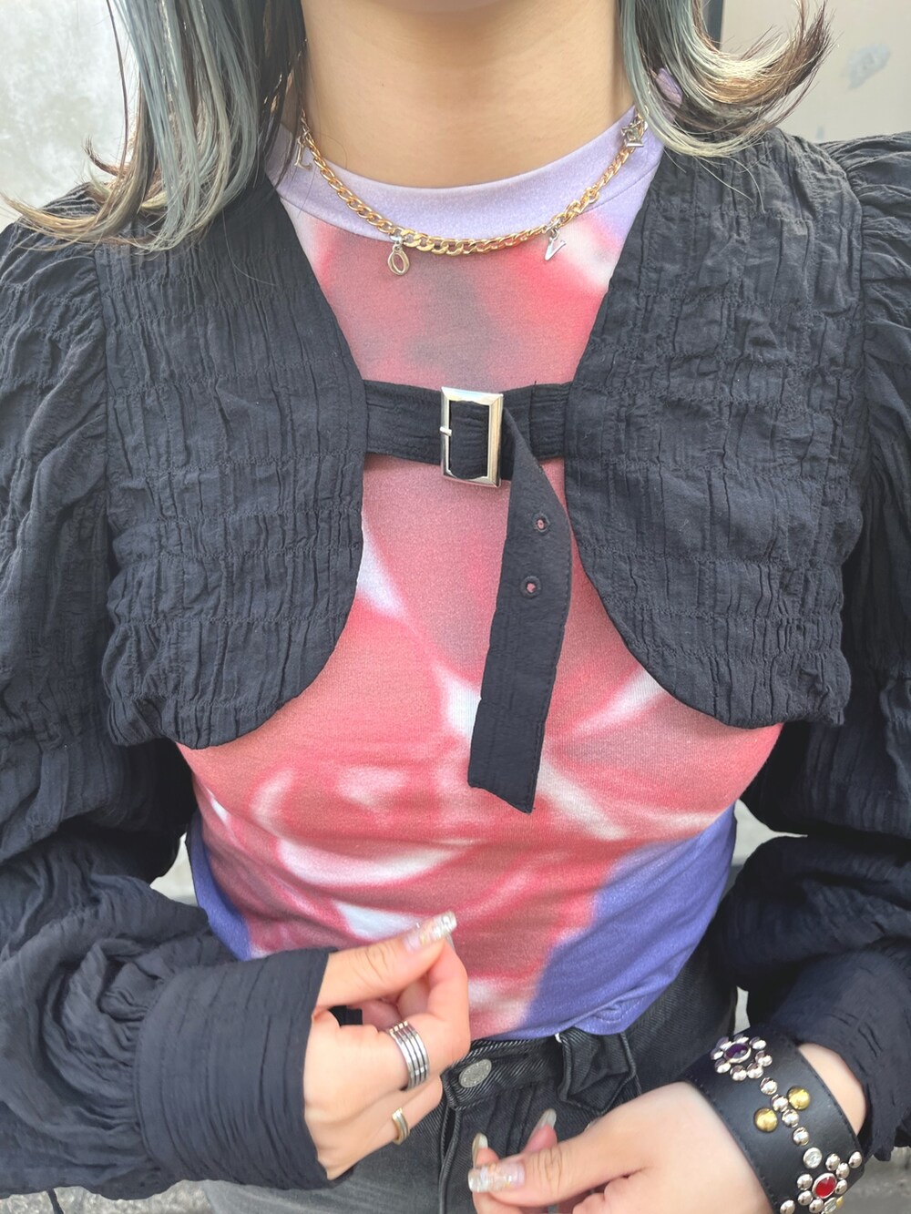 ブラック系のデニムパンツ、ブラック系のカーディガン/ボレロ、パープル系のTシャツ/カットソーを着用したレディースの春コーディネートの7枚目の写真