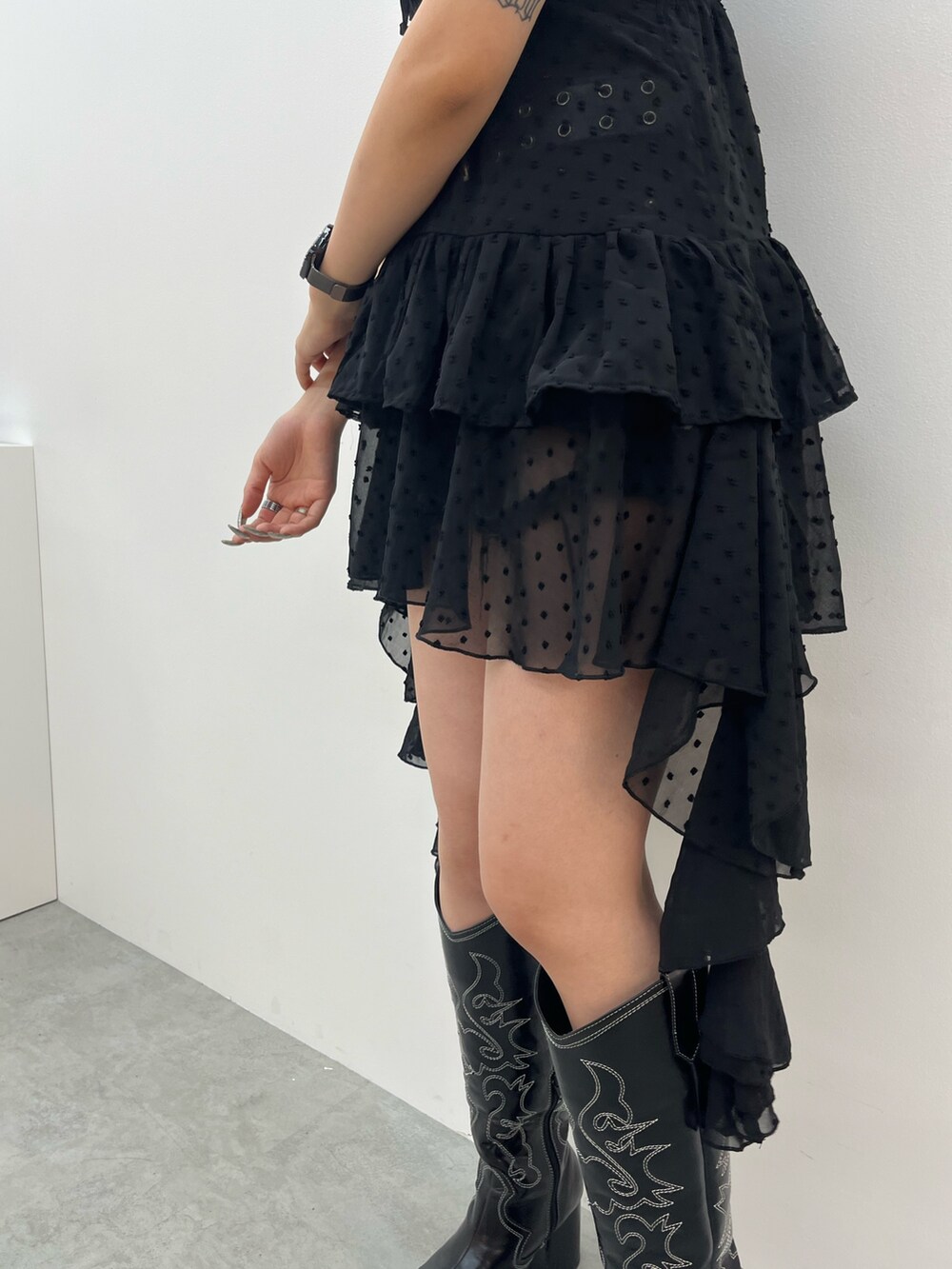 ブラック系のワンピース、ブラック系のチョーカーを着用したレディースの夏コーディネートの4枚目の写真