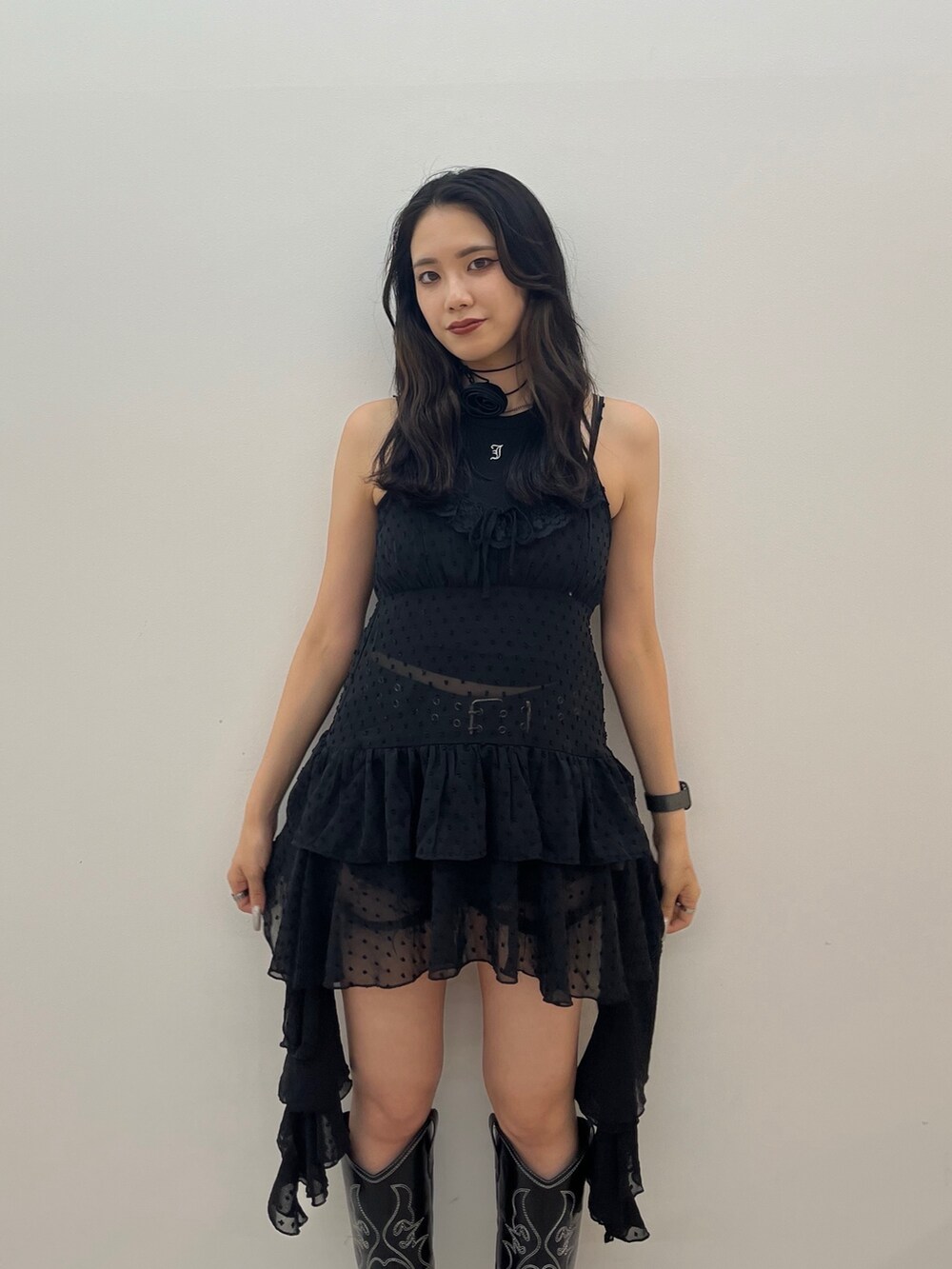 ブラック系のワンピース、ブラック系のチョーカーを着用したレディースの夏コーディネートの3枚目の写真