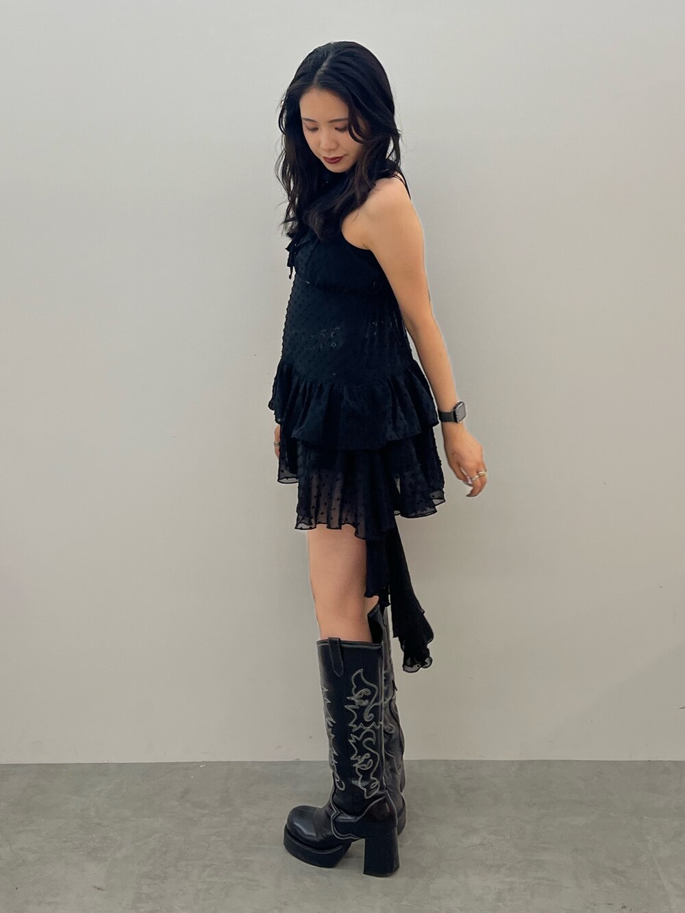 ブラック系のワンピース、ブラック系のチョーカーを着用したレディースの夏コーディネートの2枚目の写真