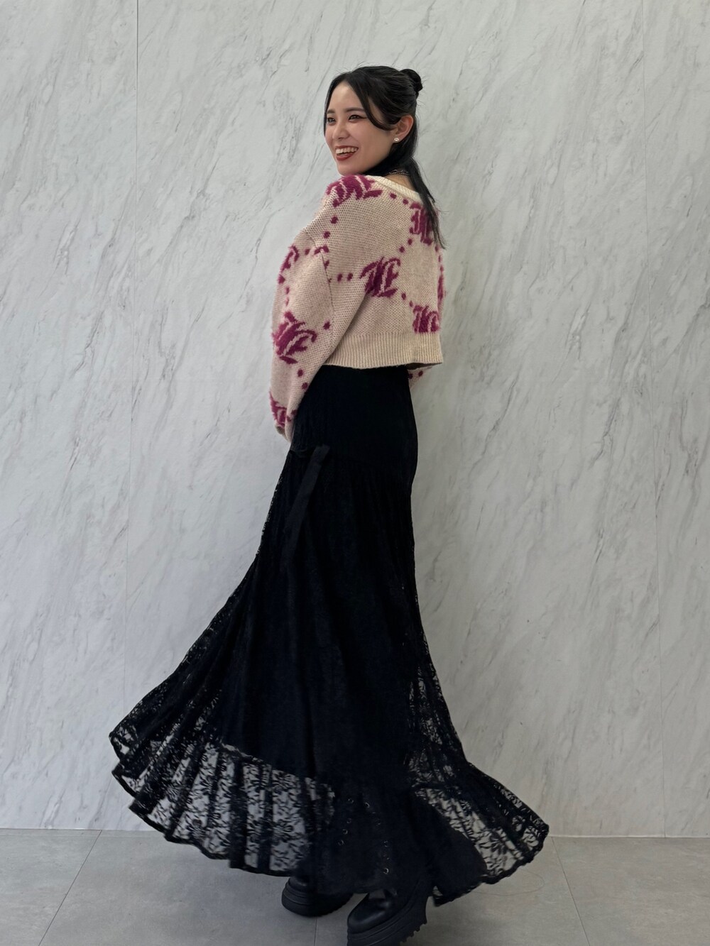 ホワイト系のカーディガン/ボレロ、ブラック系のスカート、ブラック系のブーツを着用したレディースの夏コーディネートの4枚目の写真