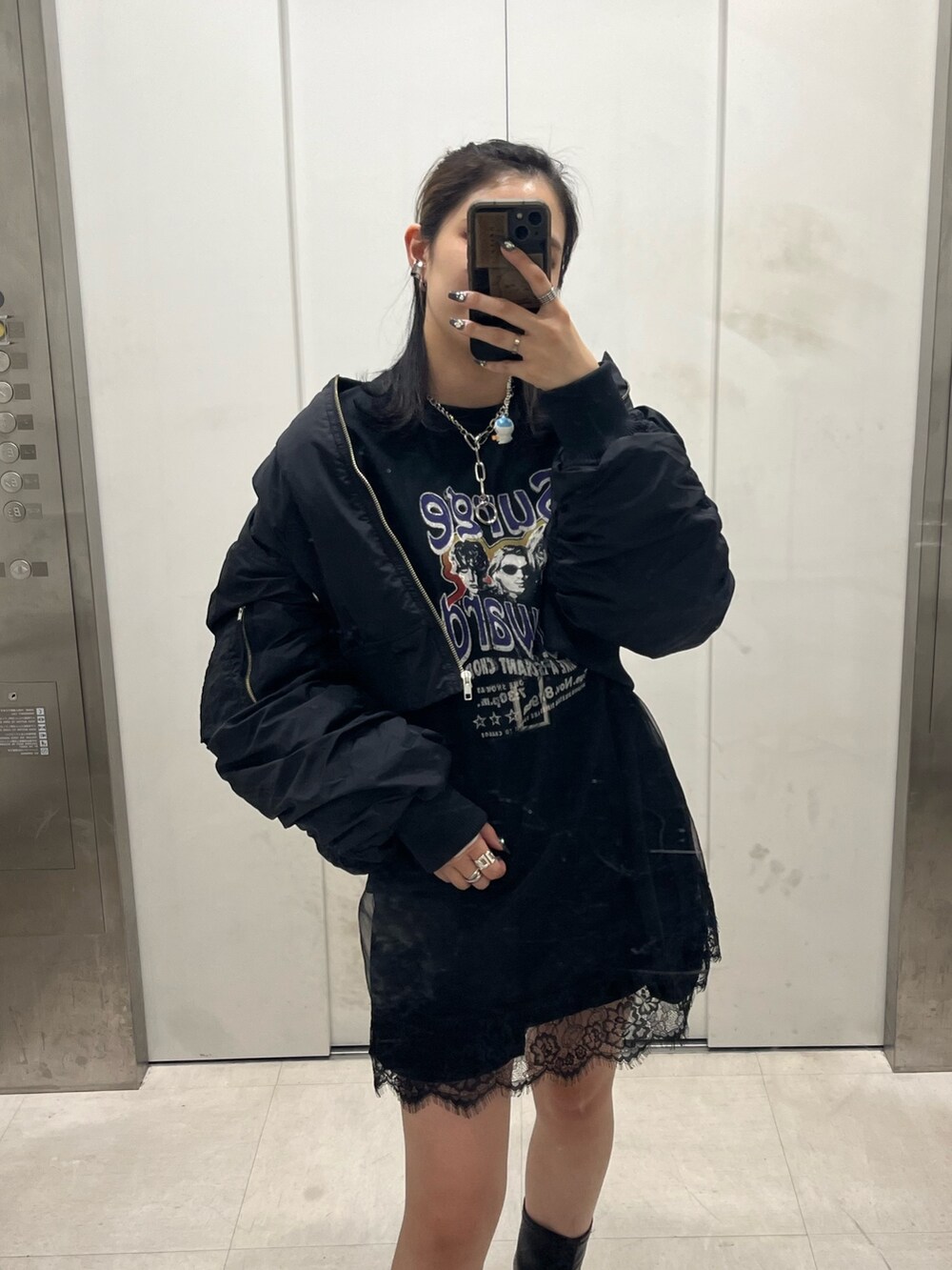 ブラック系のその他パンツ、ブラック系のMA-1、ブラック系のワンピースを着用したレディースの秋コーディネートの6枚目の写真