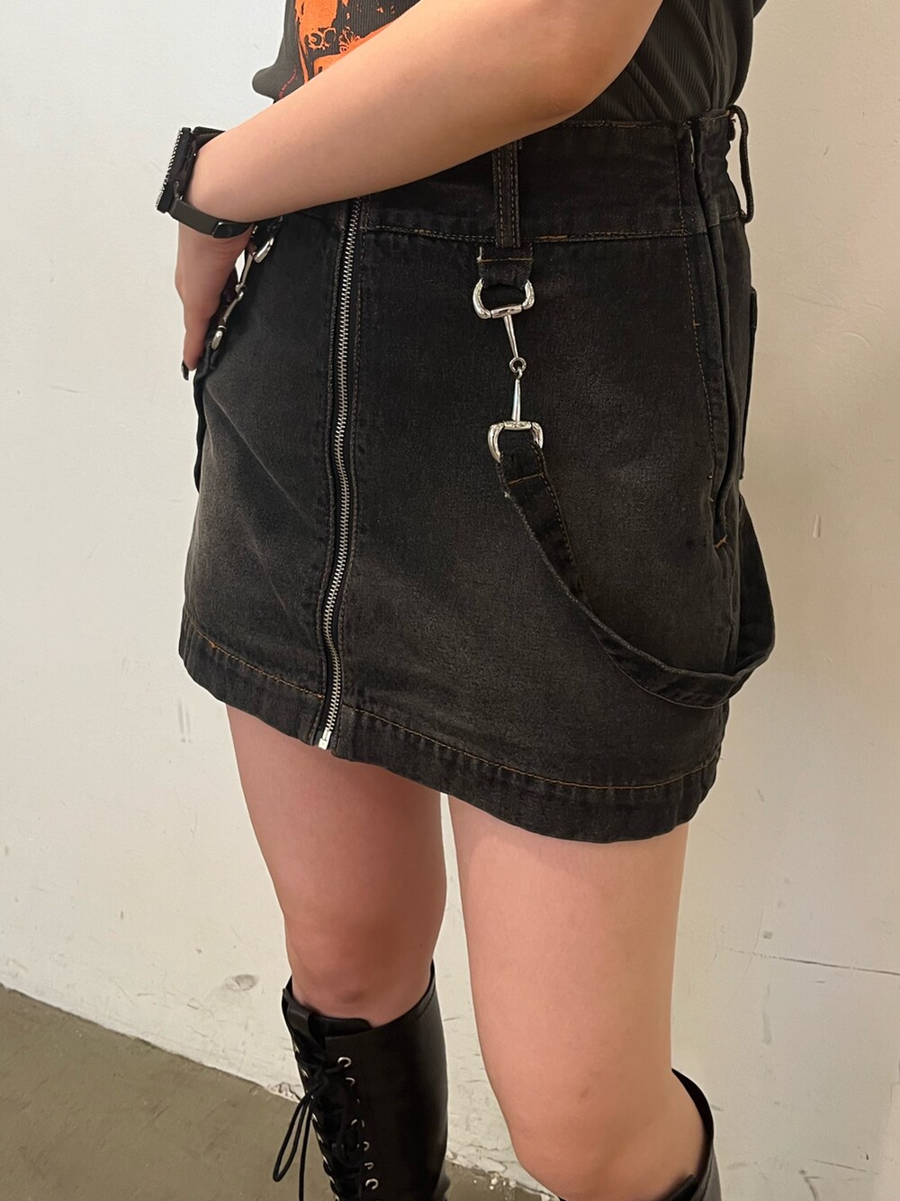 ブラック系のワンピース、ブラック系のスカート、ブラック系のブーツを着用したレディースの夏コーディネートの5枚目の写真