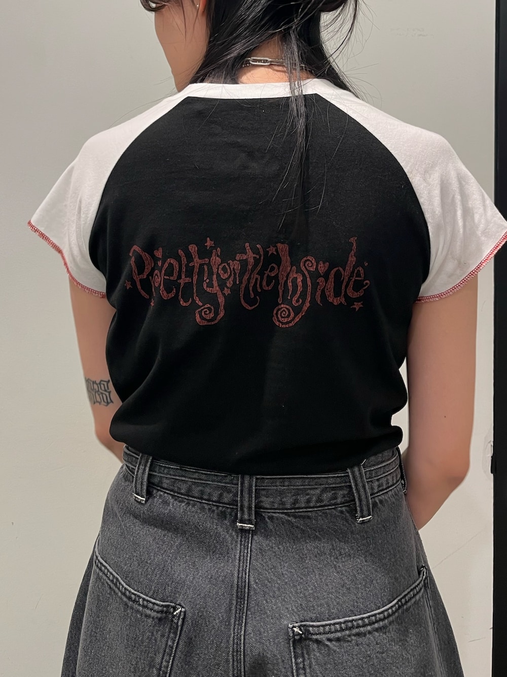 ブラック系のTシャツ/カットソー、ブラック系のデニムパンツを着用したレディースの春コーディネートの8枚目の写真