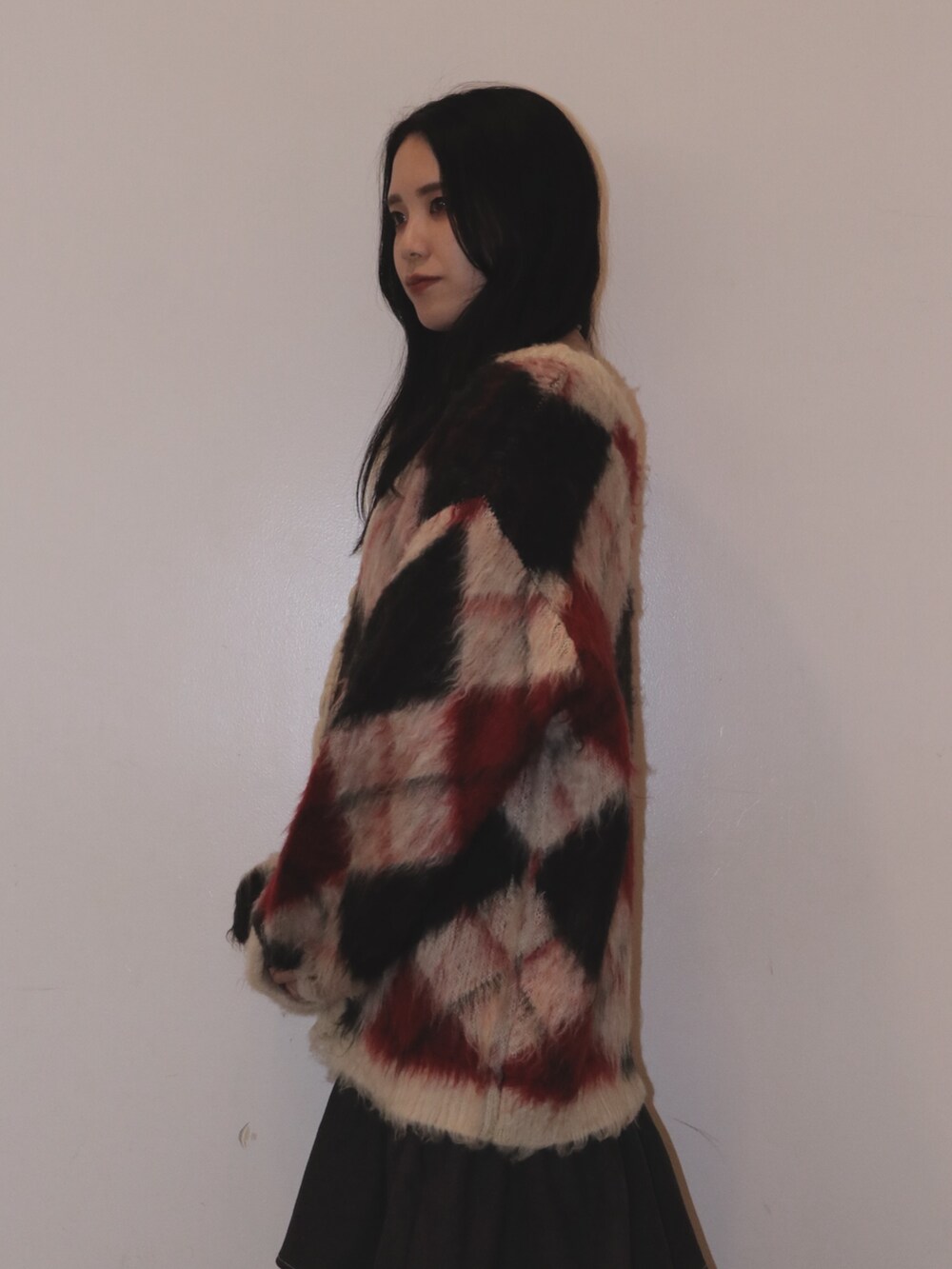 ホワイト系のカーディガン/ボレロ、ブラック系のニット/セーター、グレー系のワンピースを着用したレディースの秋コーディネートの5枚目の写真