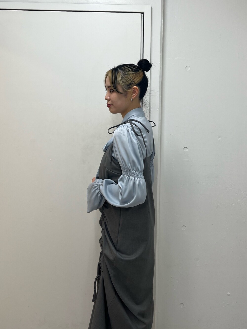 グレー系のワンピース、ブルー系のシャツ/ブラウス、ブラック系のブーツを着用したレディースの冬コーディネートの4枚目の写真