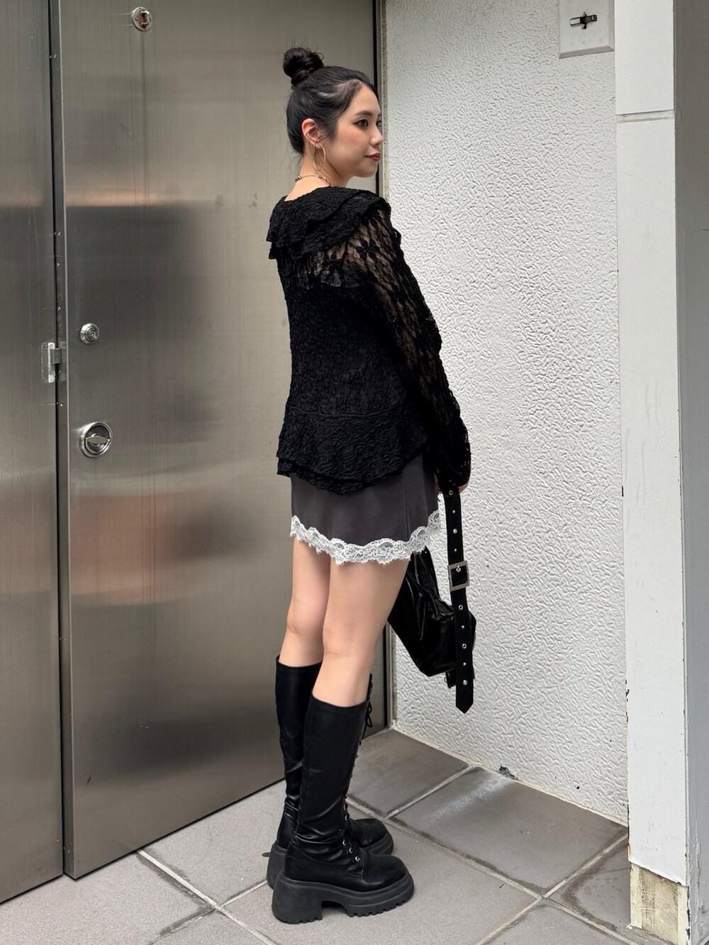 ブラック系のワンピース、ブラック系のシャツ/ブラウス、ブラック系のブーツを着用したレディースの夏コーディネートの3枚目の写真