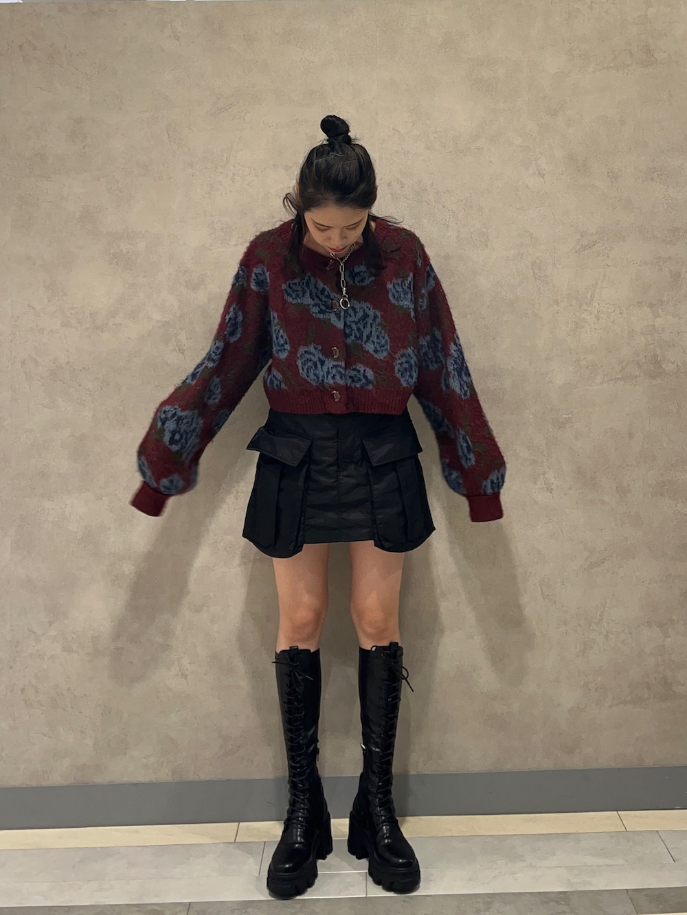 レッド系のカーディガン/ボレロ、ブラック系のその他パンツ、ブラック系のブーツを着用したレディースの秋コーディネートの2枚目の写真