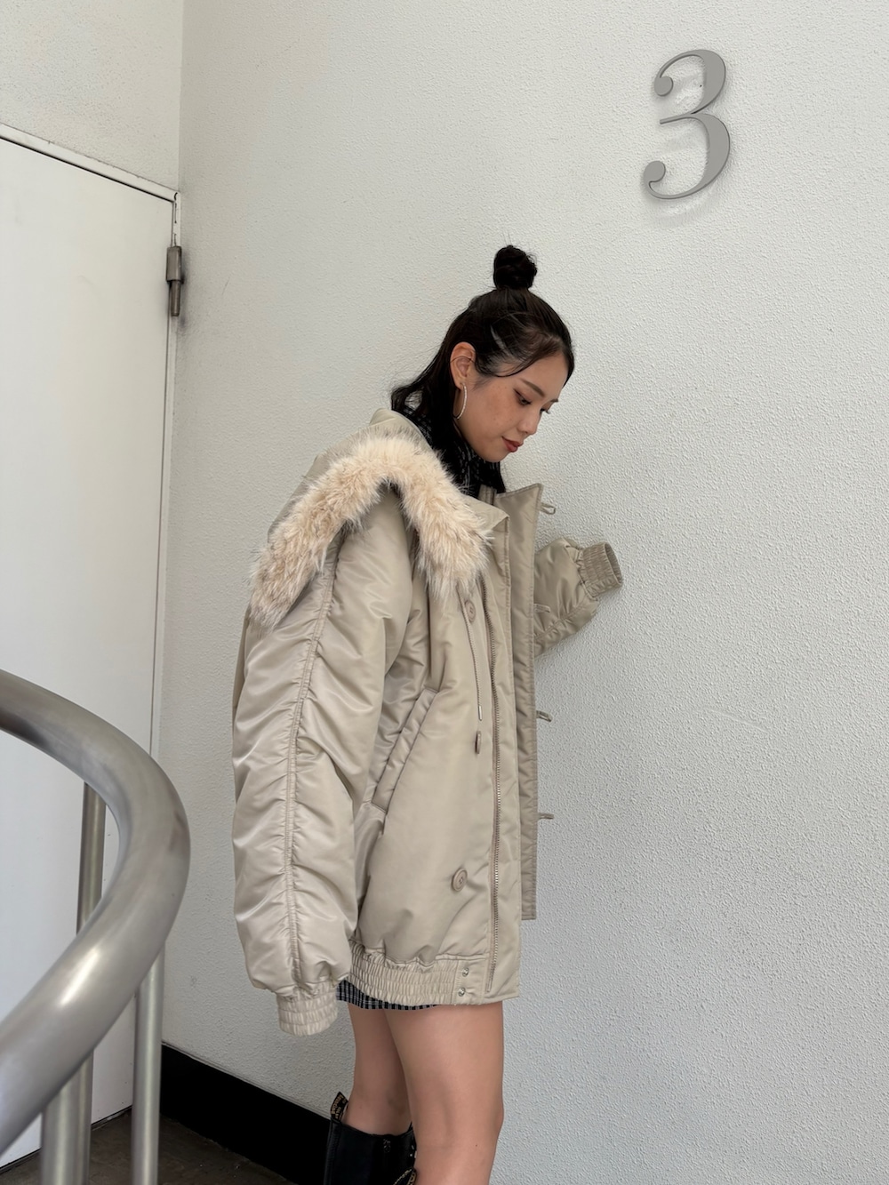 ブラック系のシャツ/ブラウス、ホワイト系のブルゾンを着用したレディースの秋コーディネートの4枚目の写真