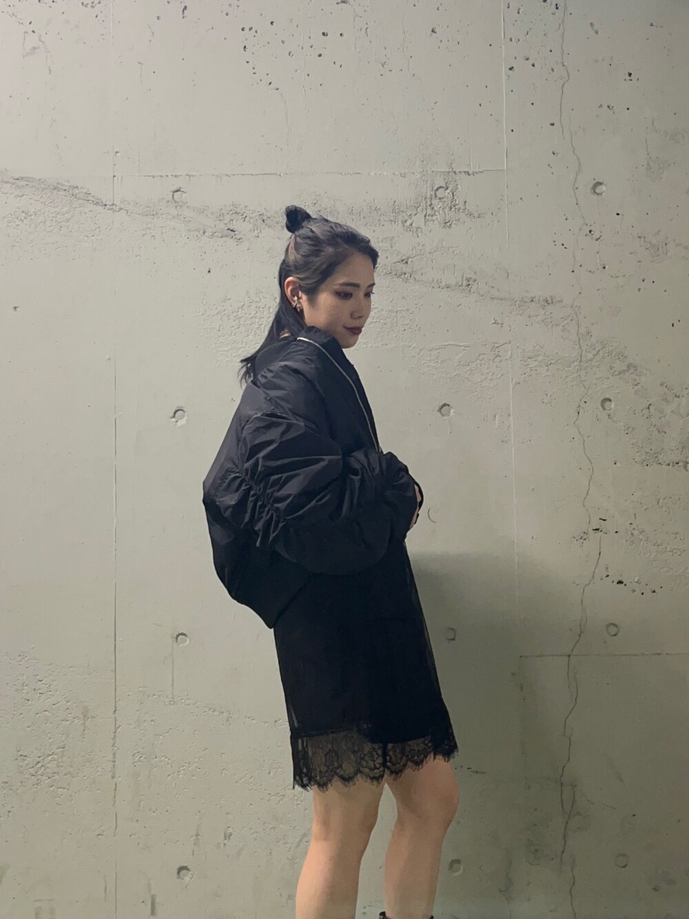 ブラック系のその他パンツ、ブラック系のMA-1、ブラック系のワンピースを着用したレディースの秋コーディネートの4枚目の写真