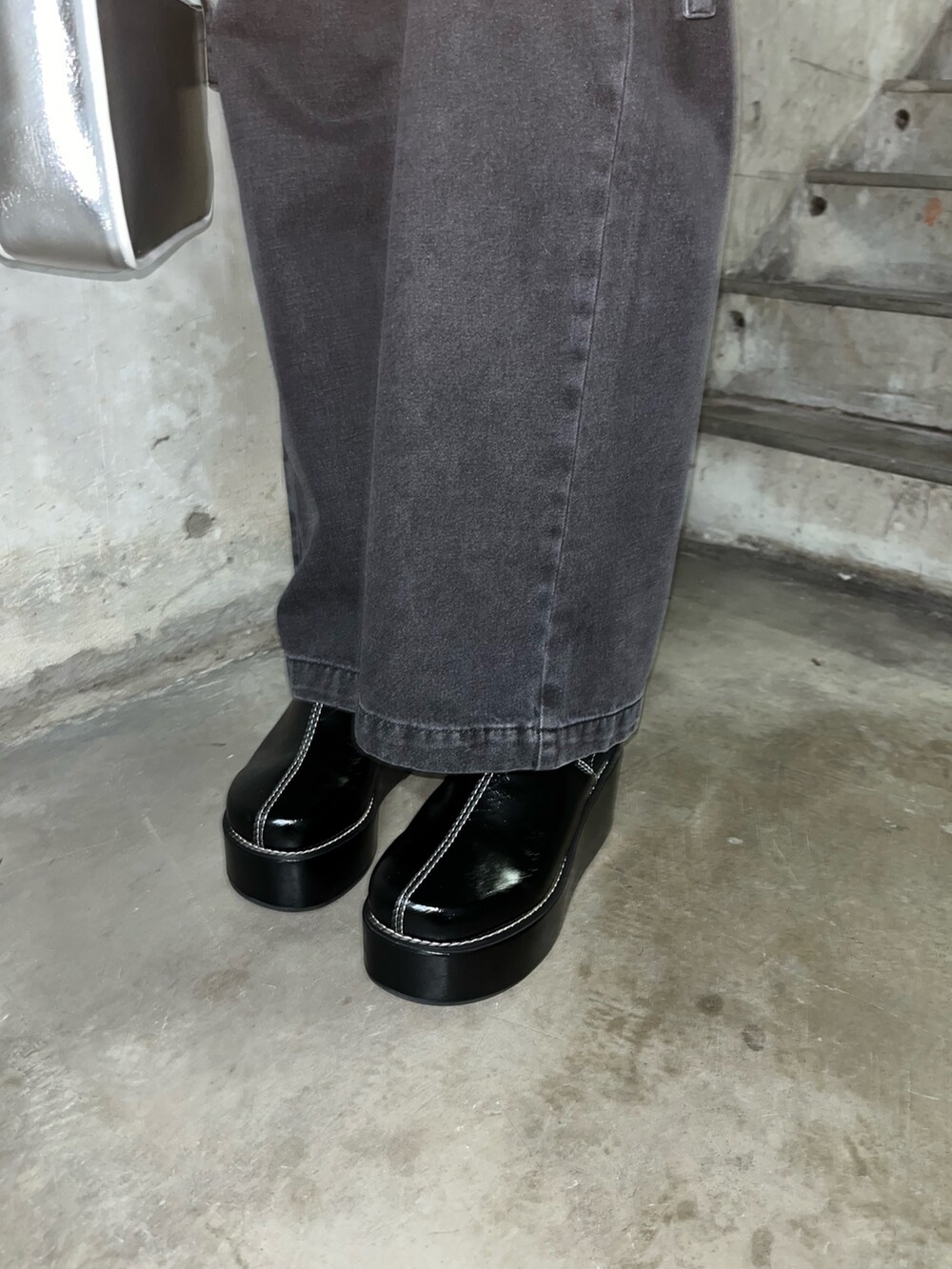 ブラック系のカーゴパンツ、ブラック系のタンクトップ、ブラック系のTシャツ/カットソーを着用したレディースの春コーディネートの10枚目の写真